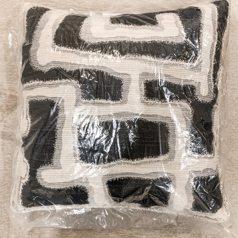 Set of 2 Throw Pillows